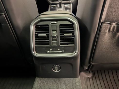Certified 2026 Porsche Macan AWD/4WD image 34