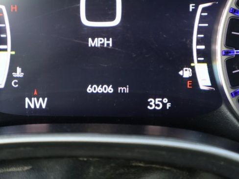 Used 2023 Chrysler Pacifica Touring-L image 33