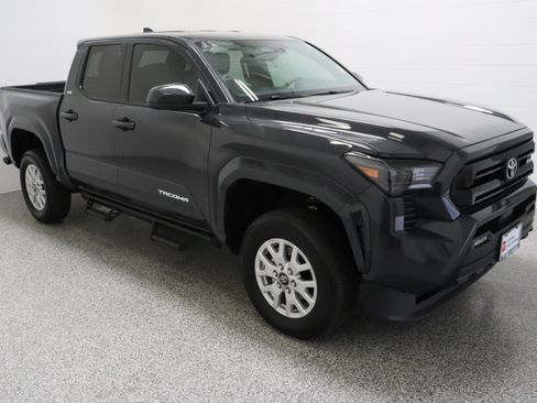 Certified 2025 Toyota Tacoma SR5 AWD/4WD image 4