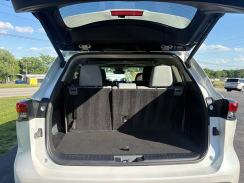 Used 2023 Toyota Highlander XLE AWD/4WD image 4