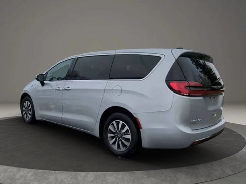 Used 2023 Chrysler Pacifica Touring-L FWD image 3
