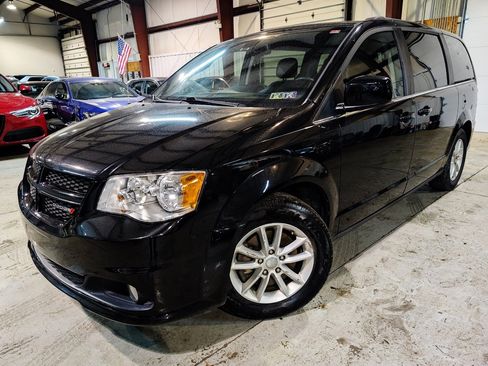 Used 2019 Dodge Grand Caravan SXT image 1