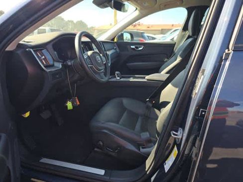 Used 2025 Volvo XC60 B5 Core image 4