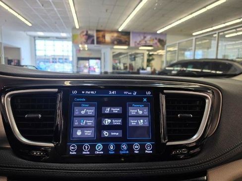 Used 2018 Chrysler Pacifica Limited w/ Tire & Wheel Group FWD image 23