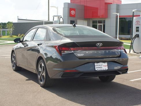 Used 2023 Hyundai Elantra SEL w/ Convenience Package FWD image 17