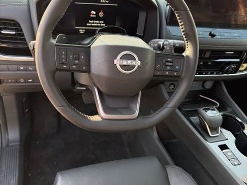 Used 2025 Nissan Rogue SL w/ Tech Package image 7