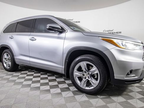 Used 2015 Toyota Highlander Limited w/ Driver Technology Package AWD/4WD image 3