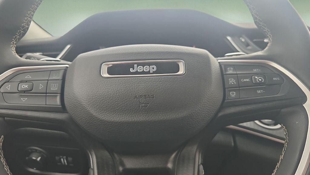 Used 2023 Jeep Grand Cherokee L Laredo w/ Luxury Tech Group I AWD/4WD image 12