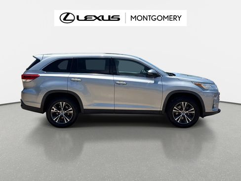 Used 2019 Toyota Highlander LE FWD image 2