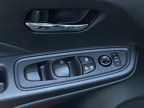 Used 2025 Nissan Versa SV image 12