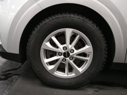 Used 2022 Kia Carnival LX image 33