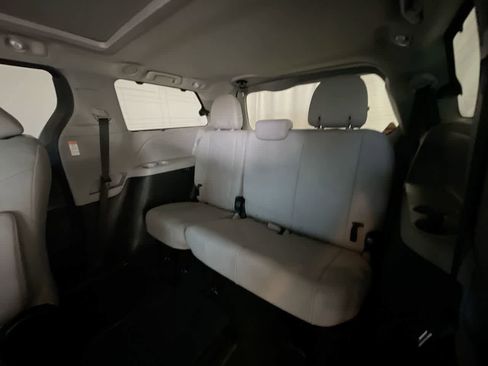 Used 2017 Toyota Sienna Limited Premium image 24