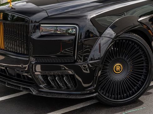 Used 2025 Rolls-Royce Cullinan AWD/4WD image 3