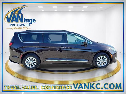 Used 2017 Chrysler Pacifica Touring-L image 5