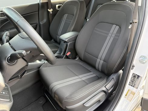 Used 2025 Hyundai Venue SEL FWD image 21