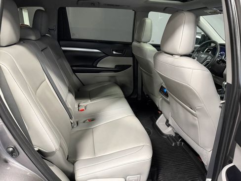 Used 2019 Toyota Highlander XLE AWD/4WD image 17