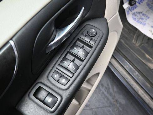 Used 2013 Chrysler Town & Country Touring image 28