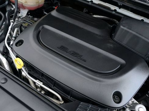 Used 2023 Chrysler Pacifica Touring-L FWD image 14