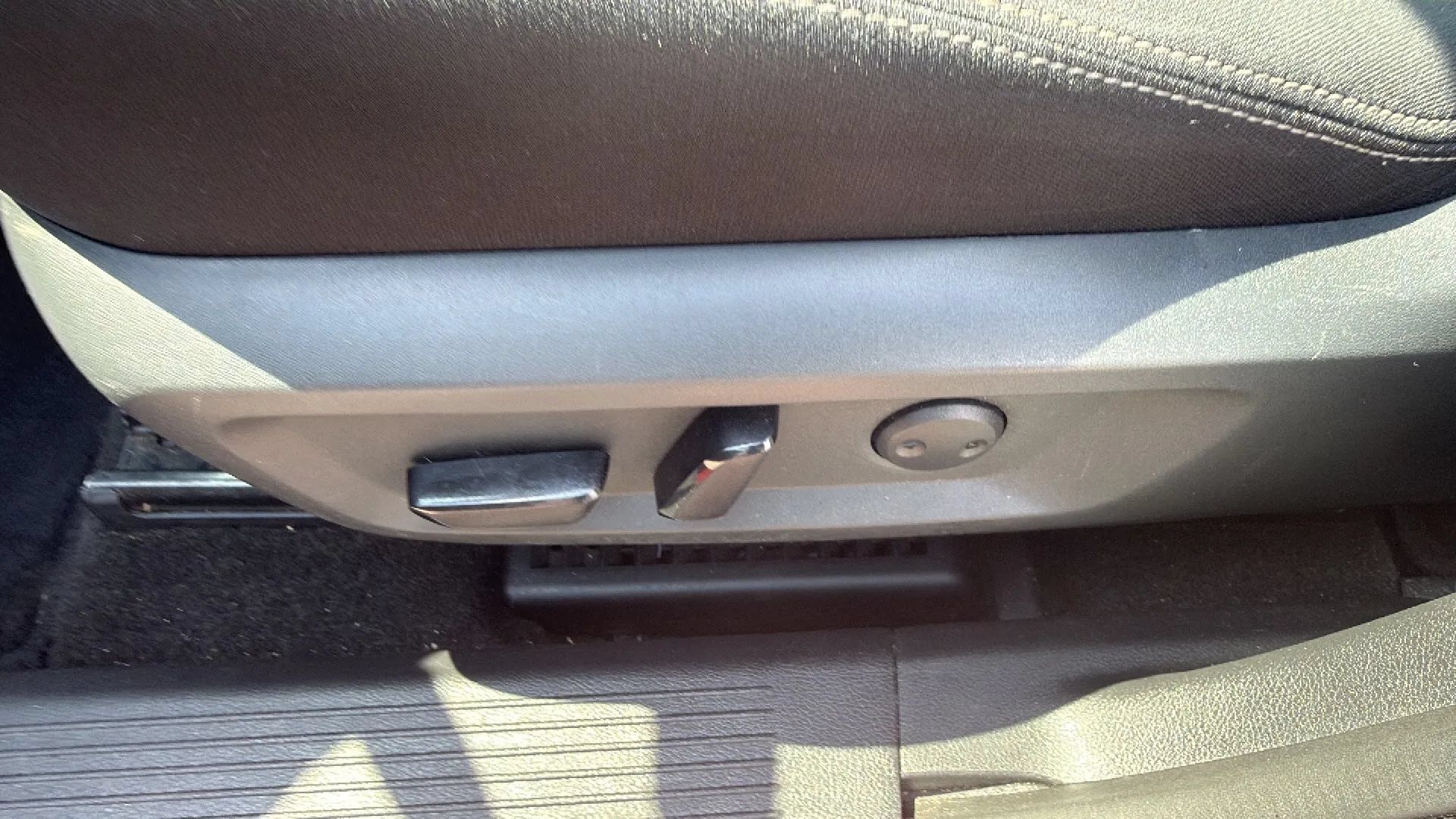 Used 2023 Nissan Rogue SV FWD image 17