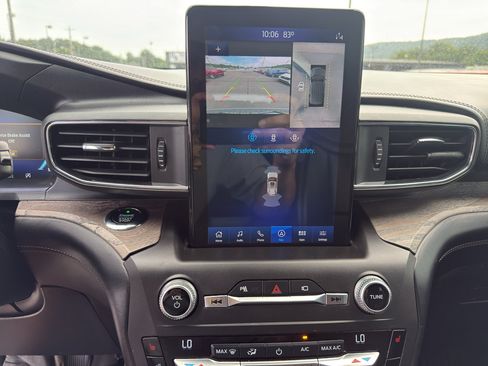 Used 2020 Ford Explorer Platinum w/ Premium Technology Package AWD/4WD image 21