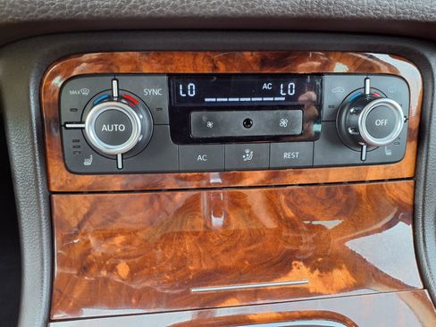 Used 2012 Volkswagen Touareg Sport image 7