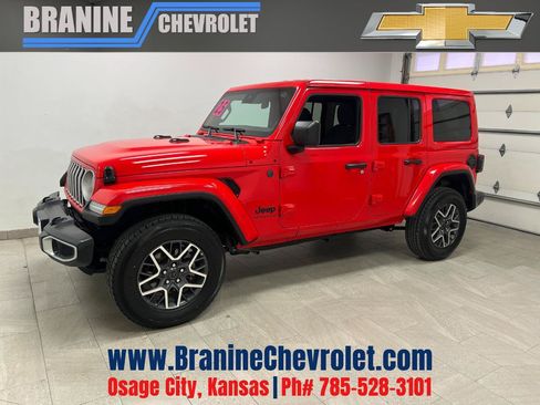 Used 2025 Jeep Wrangler Unlimited Sahara AWD/4WD image 1