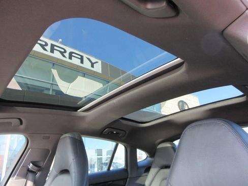 Used 2018 Porsche Panamera 4 image 17