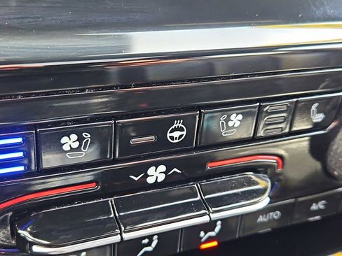 Used 2024 Jeep Grand Cherokee L Limited w/ Luxury Tech Group II image 22