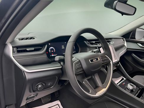 Used 2023 Jeep Grand Cherokee Laredo w/ Luxury Tech Group I AWD/4WD image 23