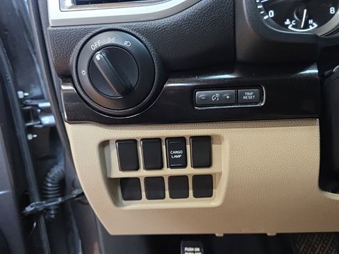 Used 2018 Nissan Titan SV image 22