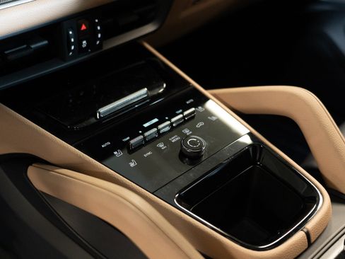 Certified 2024 Porsche Cayenne AWD/4WD image 21