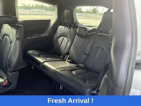 Used 2025 Chrysler Pacifica Select FWD image 4
