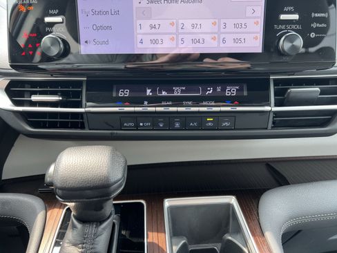 Used 2023 Toyota Sienna LE AWD/4WD image 20