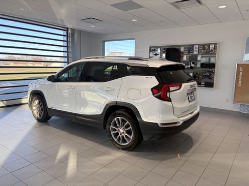 Used 2023 GMC Terrain SLT image 3