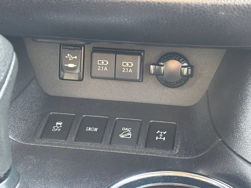 Used 2019 Toyota Highlander LE AWD/4WD image 24