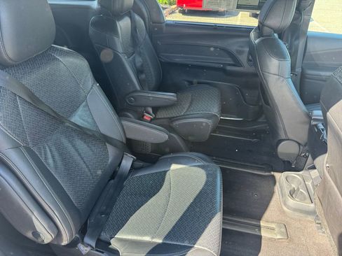 Used 2023 Toyota Sienna XSE AWD/4WD image 19