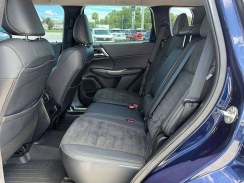 Used 2023 Mitsubishi Outlander SE FWD image 13