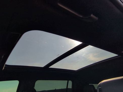 Used 2022 Cadillac Escalade ESV Premium Luxury image 19