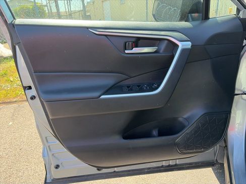 Used 2025 Toyota RAV4 XLE AWD/4WD image 11