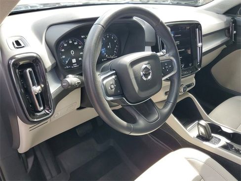 Used 2021 Volvo XC40 T4 Momentum w/ Premium Package image 18