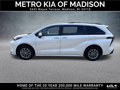 Used 2025 Toyota Sienna XLE AWD/4WD image 3
