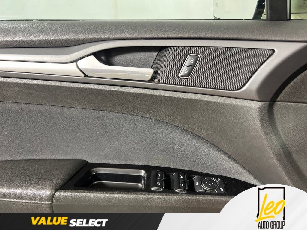 Used 2015 Ford Fusion SE FWD image 29
