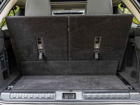 Used 2024 Land Rover Discovery S image 25