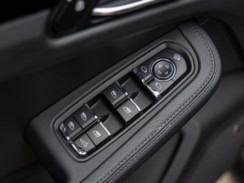 Certified 2025 Porsche Macan image 23