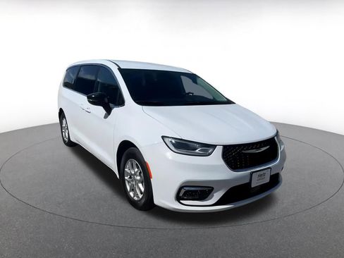 Used 2024 Chrysler Pacifica Touring-L image 3