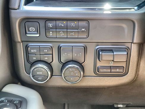 Used 2025 Chevrolet Tahoe Z71 AWD/4WD image 17