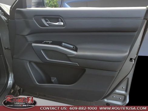 Used 2025 Nissan Pathfinder SL FWD image 14