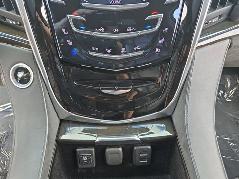 Used 2017 Cadillac Escalade Platinum image 29