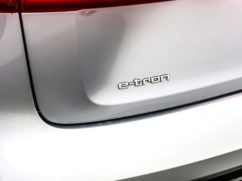 Used 2021 Audi e-tron Premium w/ Convenience Plus Package image 9