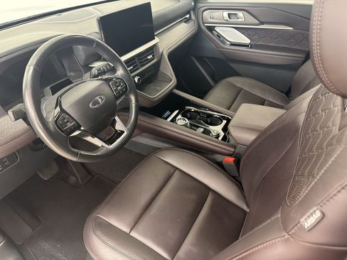 Used 2025 Ford Explorer Platinum w/ LUX Leather Package AWD/4WD image 26